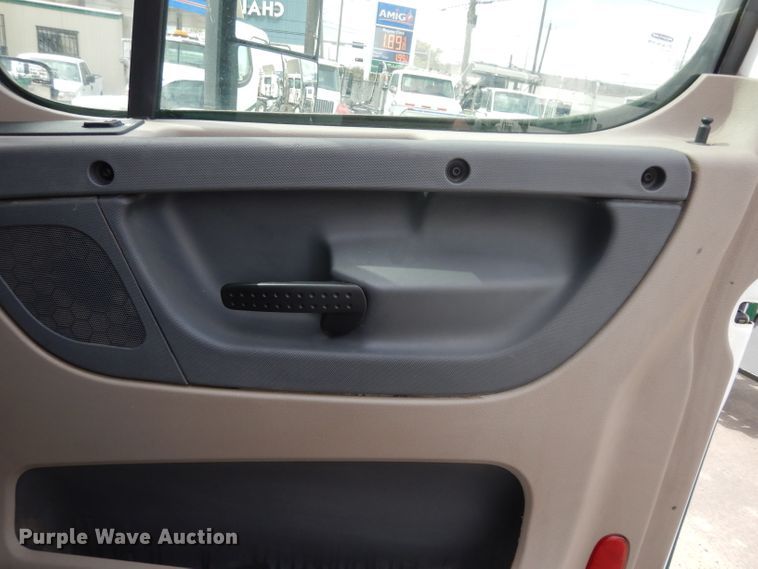 image for item DH2413 2009 Freightliner Cascadia semi truck