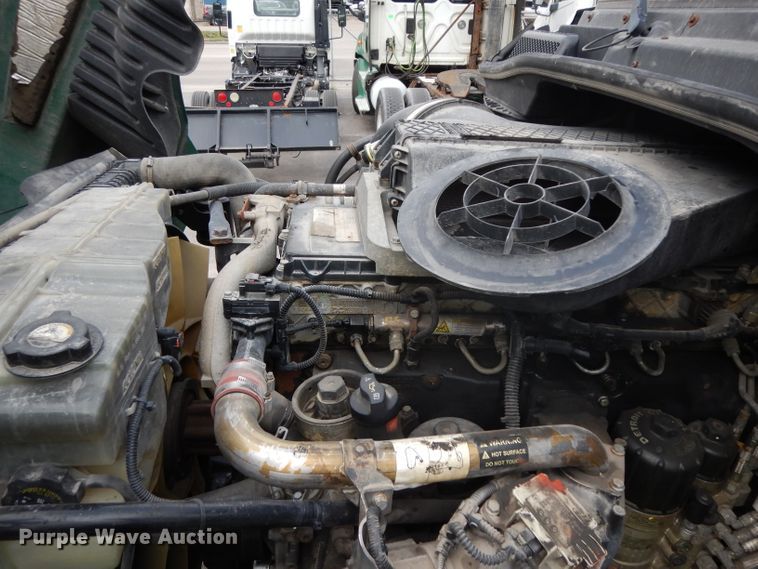 image for item DH2413 2009 Freightliner Cascadia semi truck