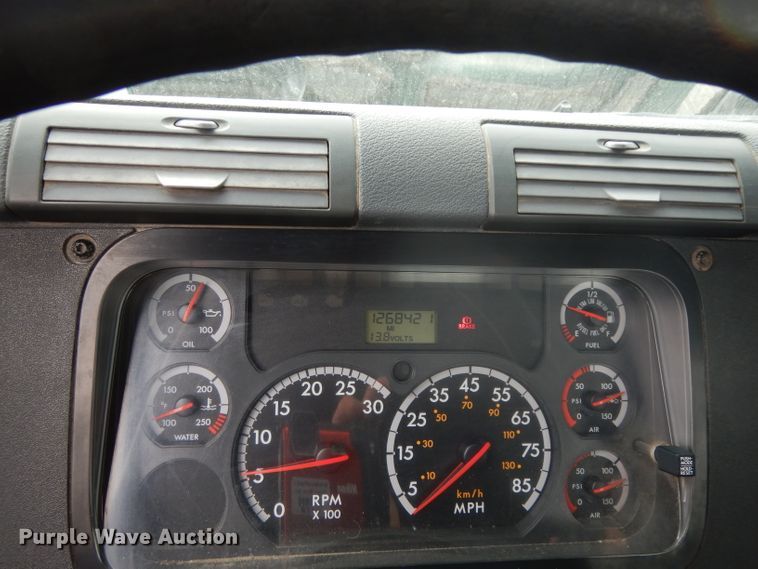 image for item DH2413 2009 Freightliner Cascadia semi truck