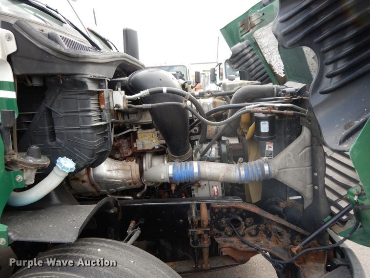 image for item DH2413 2009 Freightliner Cascadia semi truck