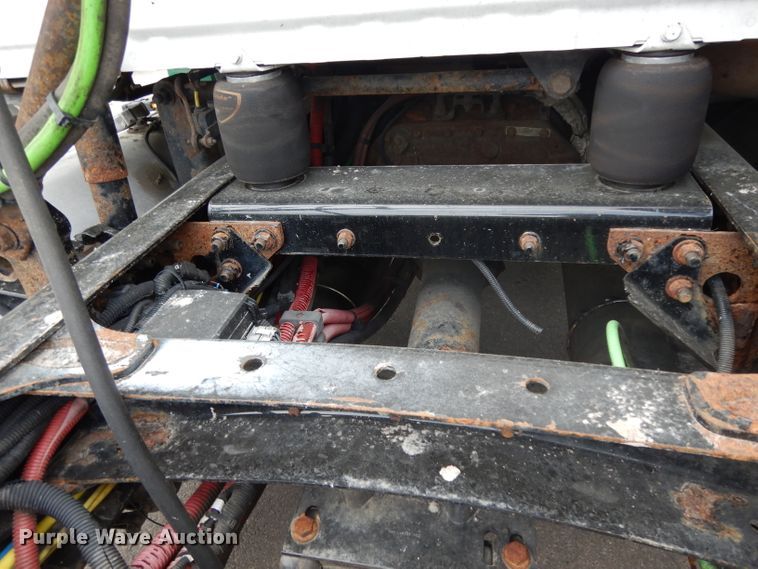 image for item DH2413 2009 Freightliner Cascadia semi truck