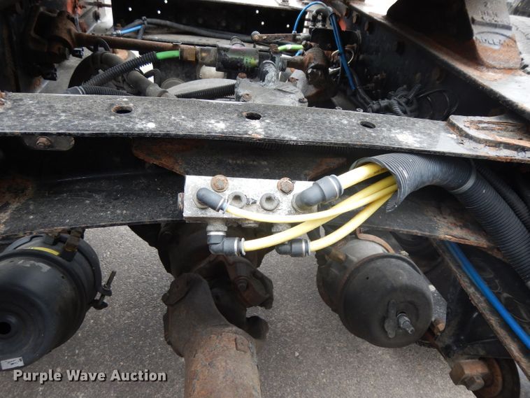 image for item DH2413 2009 Freightliner Cascadia semi truck