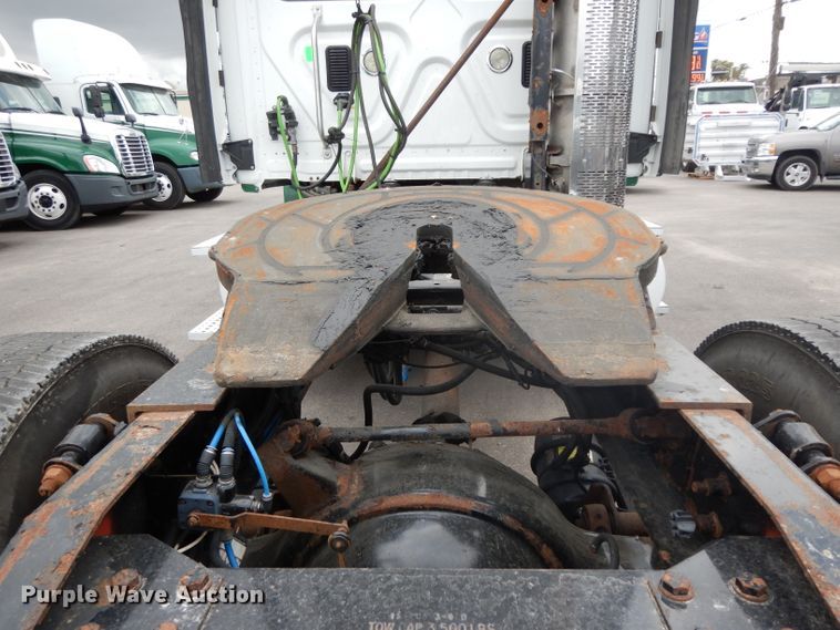 image for item DH2413 2009 Freightliner Cascadia semi truck