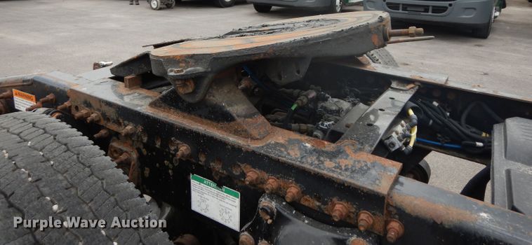 image for item DH2413 2009 Freightliner Cascadia semi truck