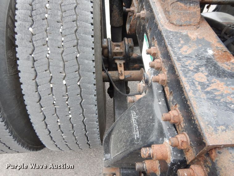 image for item DH2413 2009 Freightliner Cascadia semi truck