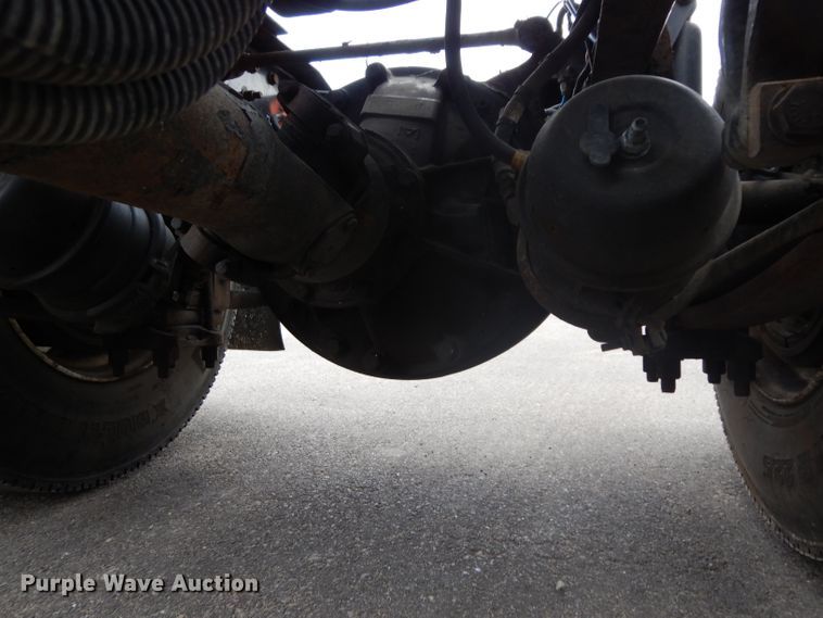 image for item DH2413 2009 Freightliner Cascadia semi truck