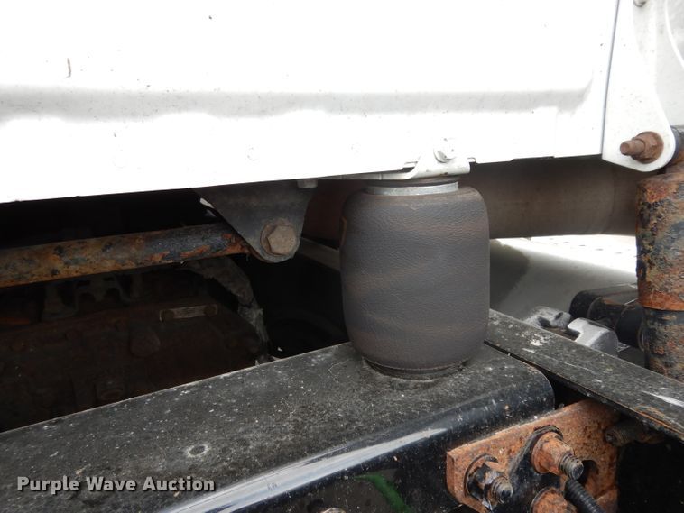 image for item DH2413 2009 Freightliner Cascadia semi truck