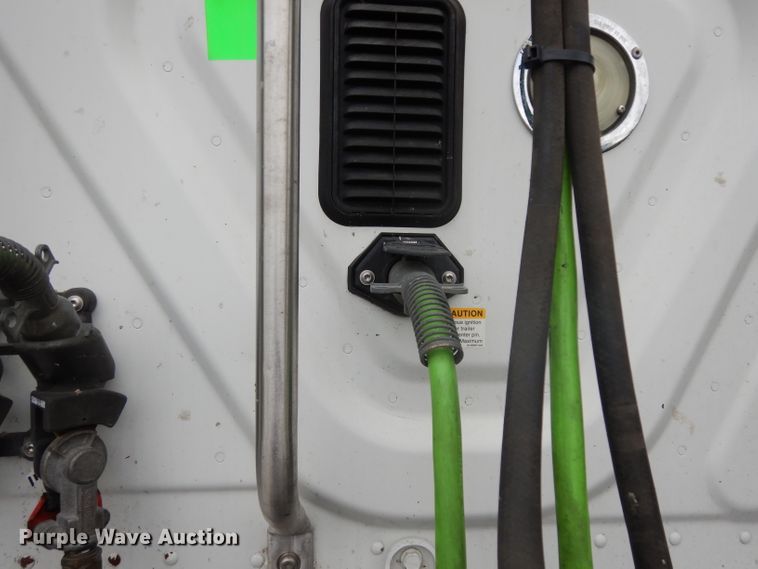 image for item DH2413 2009 Freightliner Cascadia semi truck