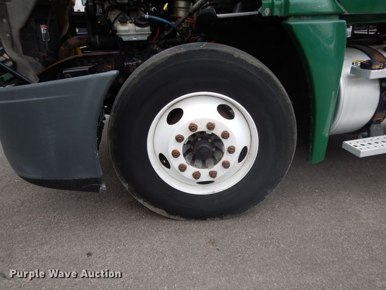 image for item DH2413 2009 Freightliner Cascadia semi truck