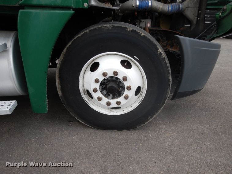 image for item DH2413 2009 Freightliner Cascadia semi truck