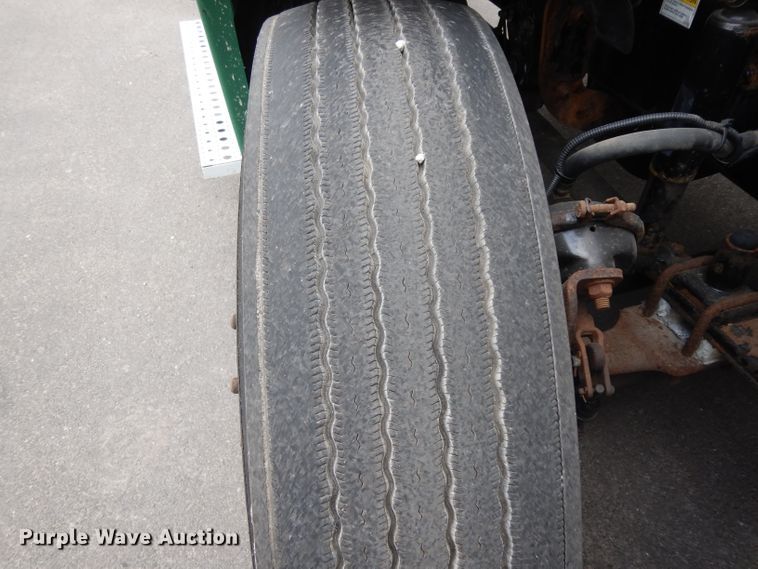 image for item DH2413 2009 Freightliner Cascadia semi truck