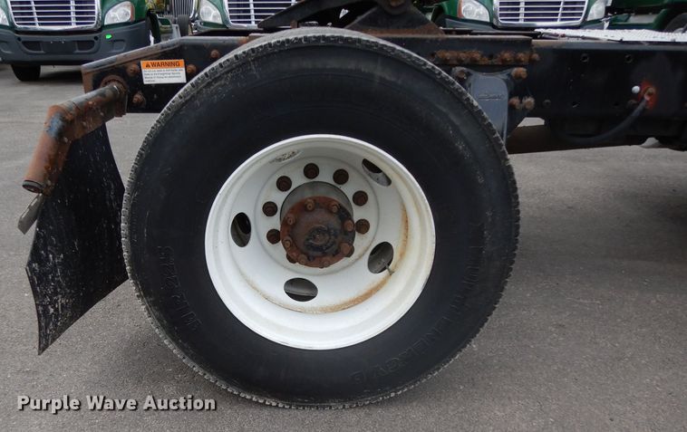 image for item DH2413 2009 Freightliner Cascadia semi truck