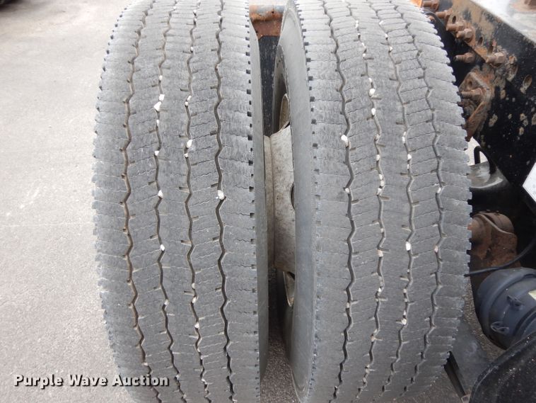 image for item DH2413 2009 Freightliner Cascadia semi truck