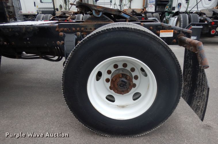 image for item DH2413 2009 Freightliner Cascadia semi truck