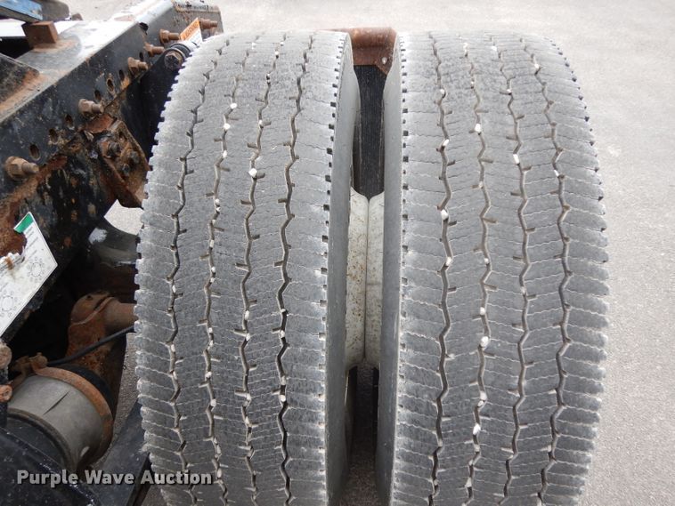 image for item DH2413 2009 Freightliner Cascadia semi truck