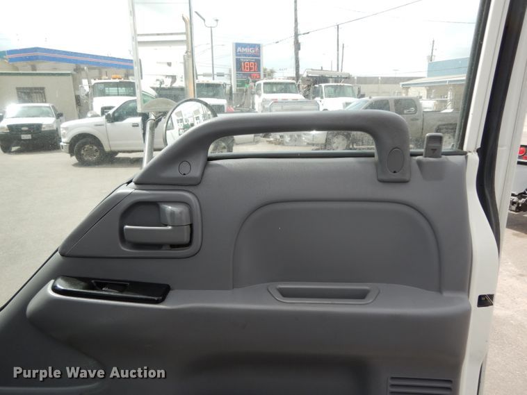 image for item DH2414 2006 Chevrolet W45042 box truck