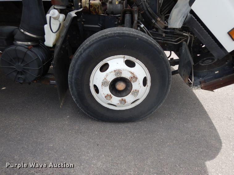 image for item DH2414 2006 Chevrolet W45042 box truck