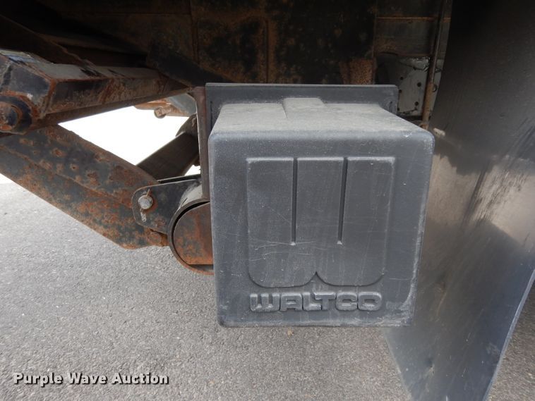 image for item DH2414 2006 Chevrolet W45042 box truck