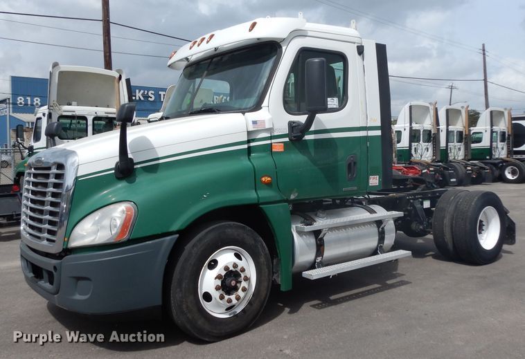 image for item DH2415 2010 Freightliner Cascadia semi truck