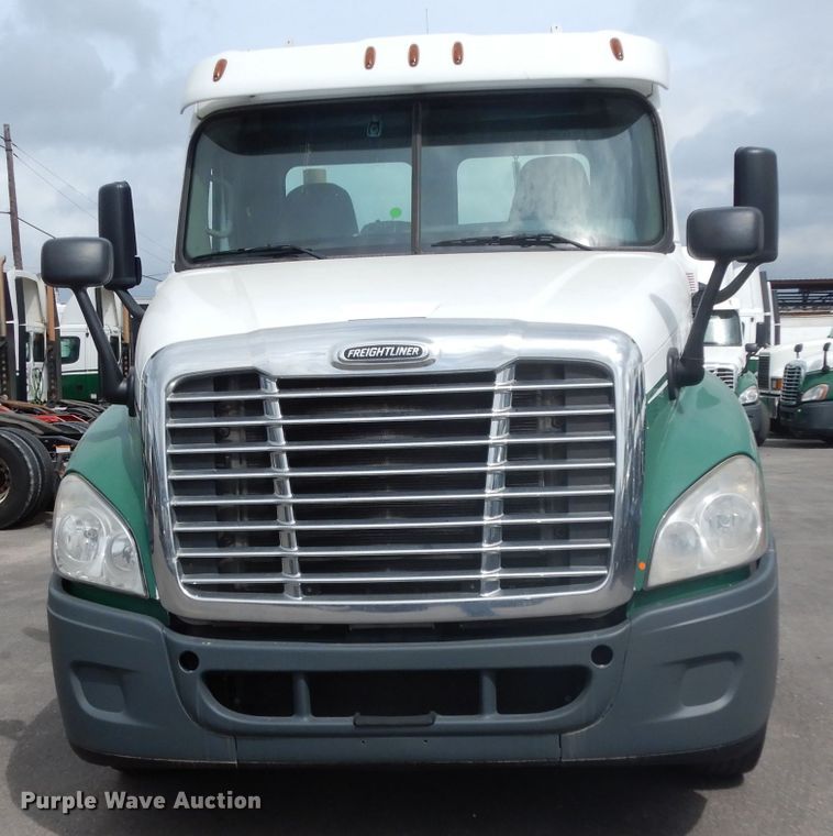 image for item DH2415 2010 Freightliner Cascadia semi truck