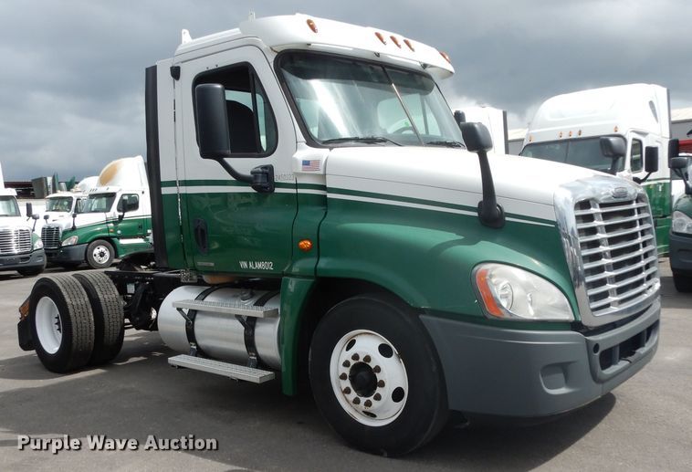 image for item DH2415 2010 Freightliner Cascadia semi truck