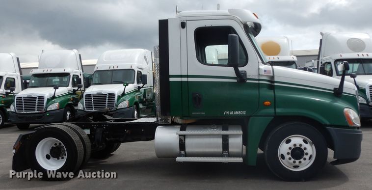 image for item DH2415 2010 Freightliner Cascadia semi truck