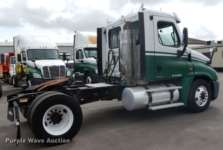 image for item DH2415 2010 Freightliner Cascadia semi truck