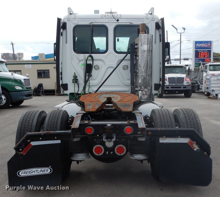 image for item DH2415 2010 Freightliner Cascadia semi truck