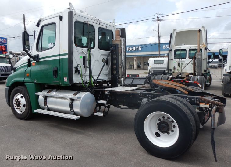 image for item DH2415 2010 Freightliner Cascadia semi truck