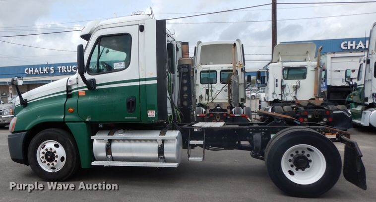 image for item DH2415 2010 Freightliner Cascadia semi truck