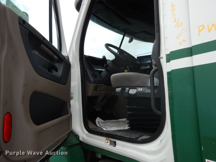 image for item DH2415 2010 Freightliner Cascadia semi truck
