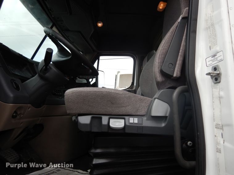 image for item DH2415 2010 Freightliner Cascadia semi truck