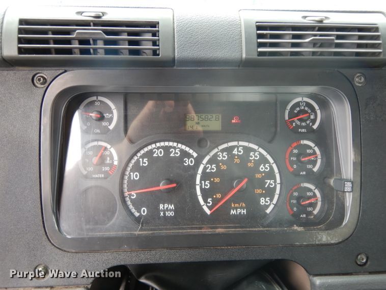 image for item DH2415 2010 Freightliner Cascadia semi truck