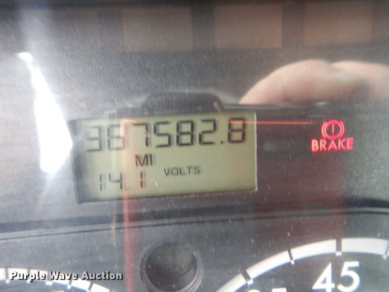 image for item DH2415 2010 Freightliner Cascadia semi truck