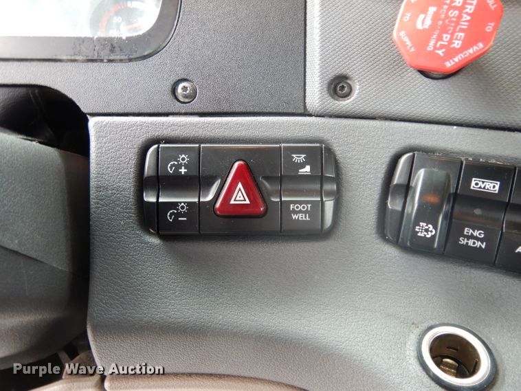 image for item DH2415 2010 Freightliner Cascadia semi truck