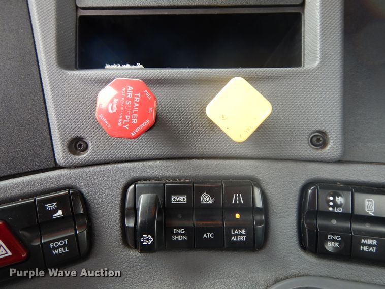 image for item DH2415 2010 Freightliner Cascadia semi truck