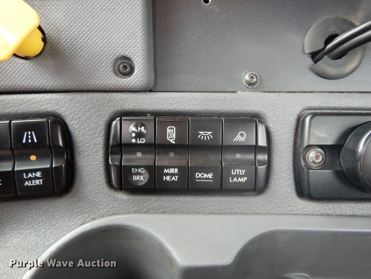 image for item DH2415 2010 Freightliner Cascadia semi truck