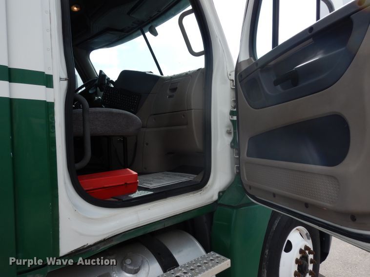 image for item DH2415 2010 Freightliner Cascadia semi truck