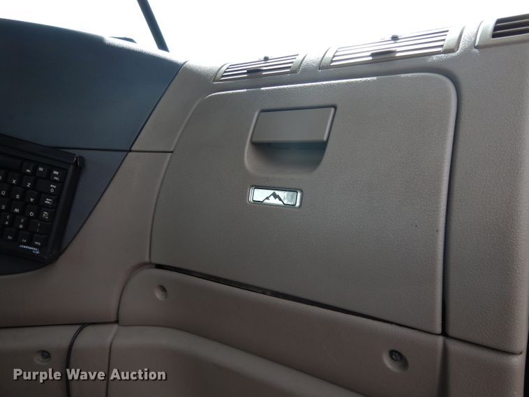 image for item DH2415 2010 Freightliner Cascadia semi truck