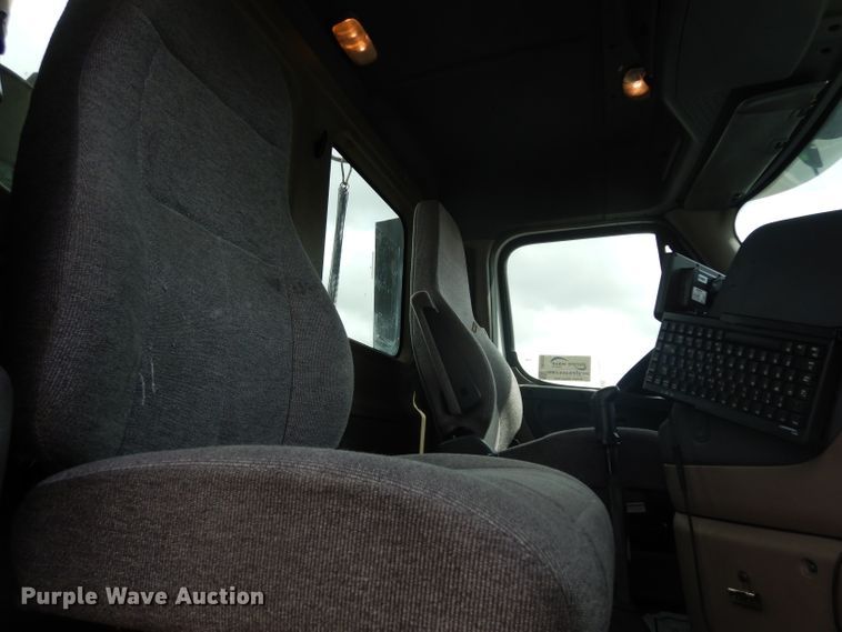 image for item DH2415 2010 Freightliner Cascadia semi truck