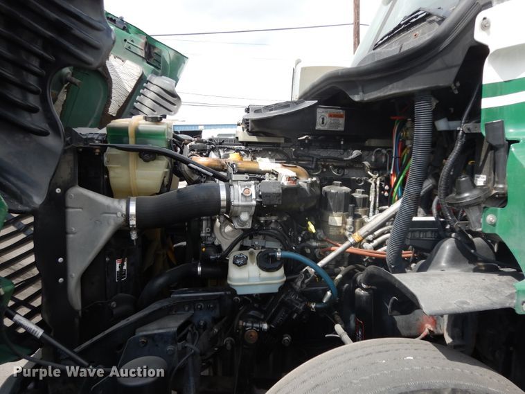 image for item DH2415 2010 Freightliner Cascadia semi truck