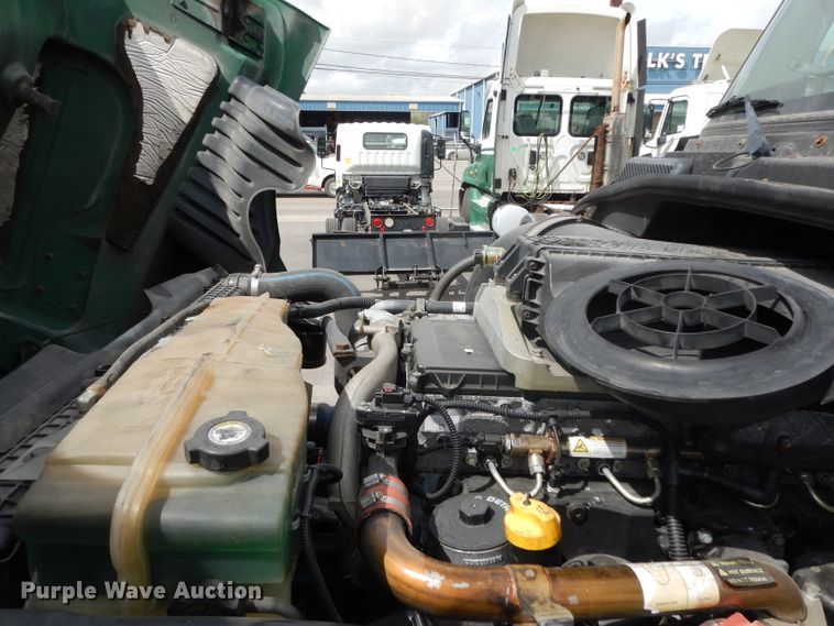 image for item DH2415 2010 Freightliner Cascadia semi truck