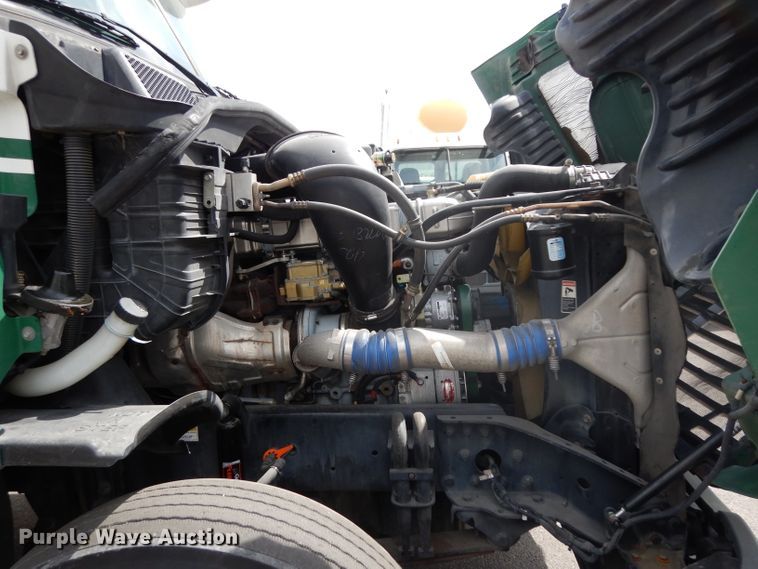 image for item DH2415 2010 Freightliner Cascadia semi truck