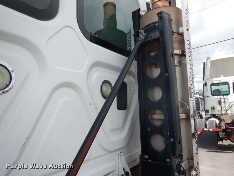 image for item DH2415 2010 Freightliner Cascadia semi truck