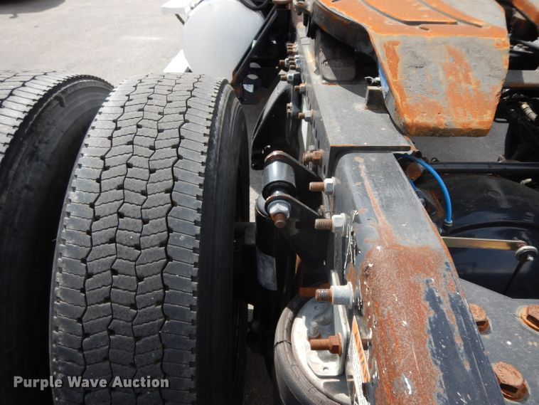 image for item DH2415 2010 Freightliner Cascadia semi truck