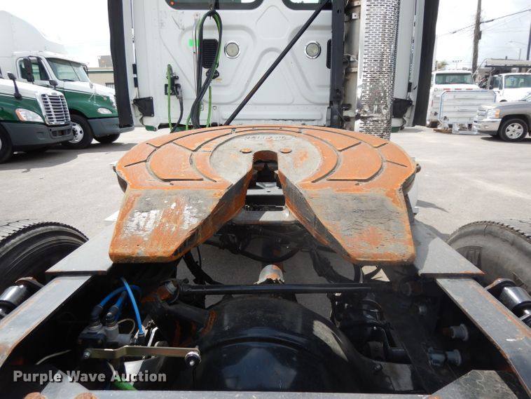 image for item DH2415 2010 Freightliner Cascadia semi truck