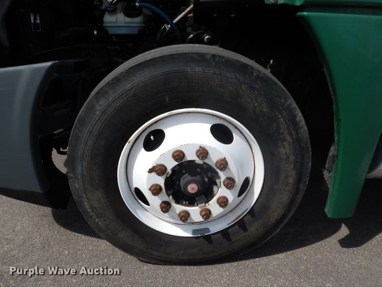 image for item DH2415 2010 Freightliner Cascadia semi truck