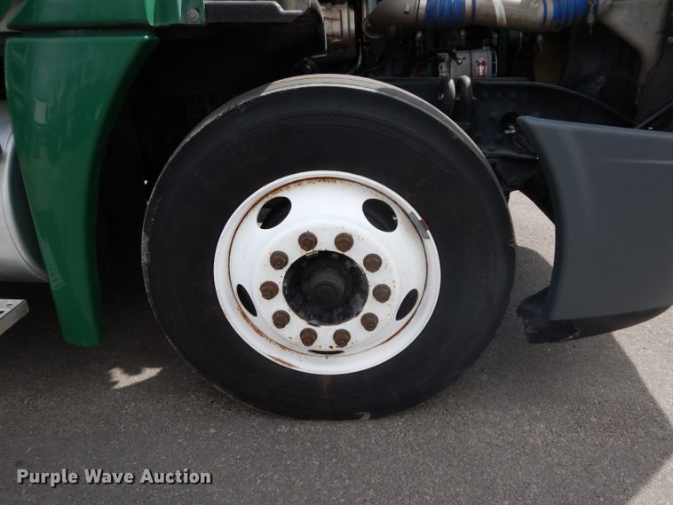 image for item DH2415 2010 Freightliner Cascadia semi truck