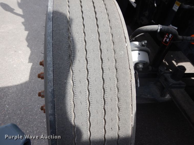 image for item DH2415 2010 Freightliner Cascadia semi truck