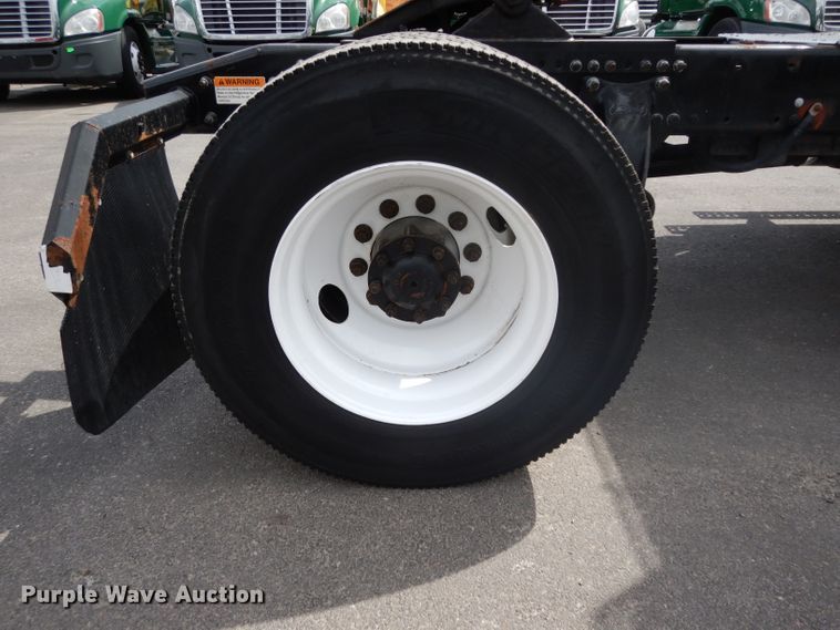 image for item DH2415 2010 Freightliner Cascadia semi truck